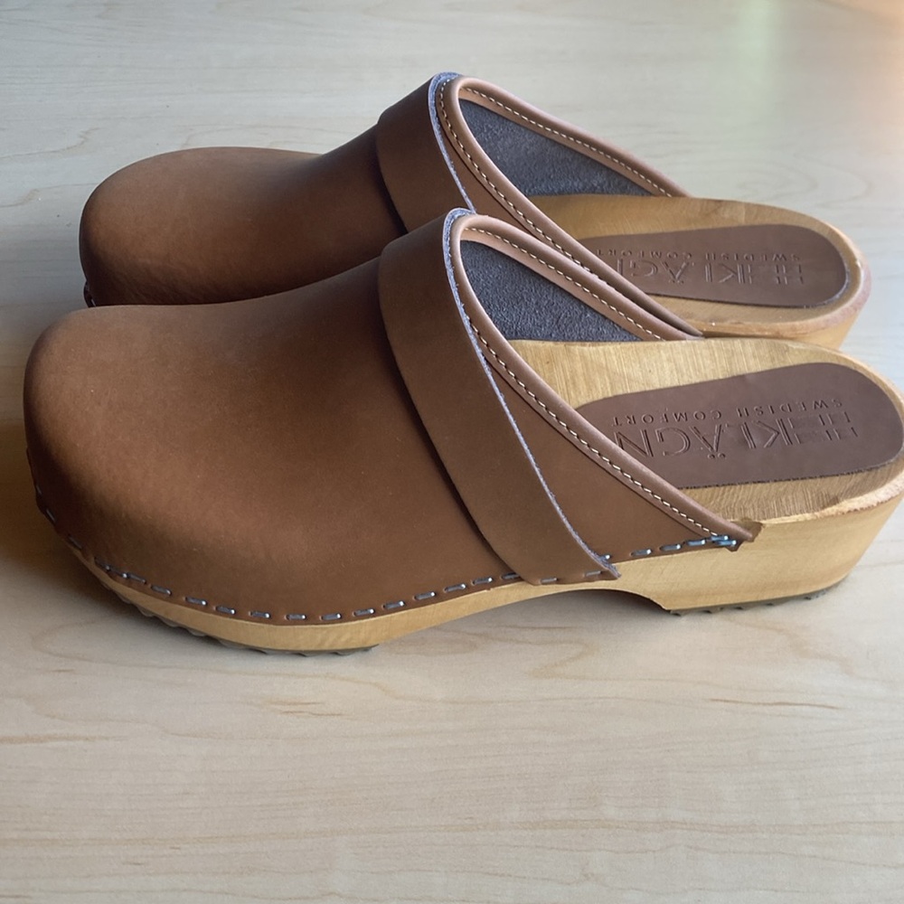 Klägn NWOT Swedish Comfort Tuva Wood Leather Clogs Camel 39 (8.5-9)